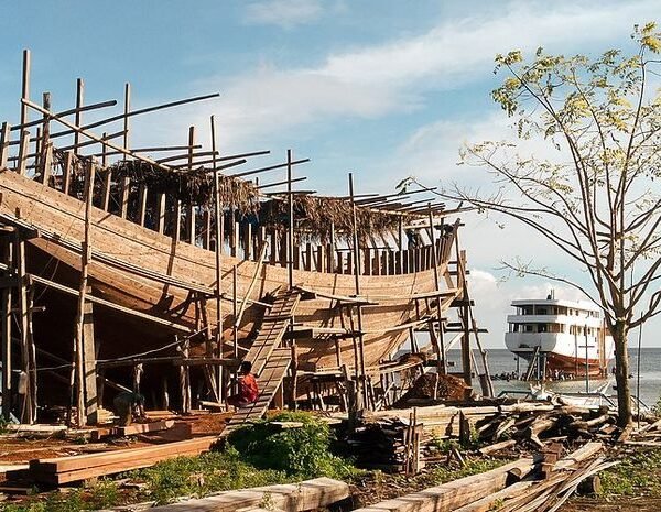 pembuatan kapal pinisi